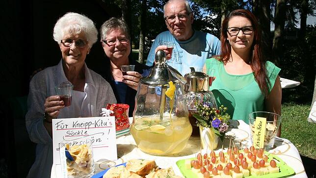 Der Kneippverein lädt beim Bücherstüble neben dem Kurgarten zu Sommerschorle und kleinen Häppchen ein. Im Bild (von links) Ingrid ...