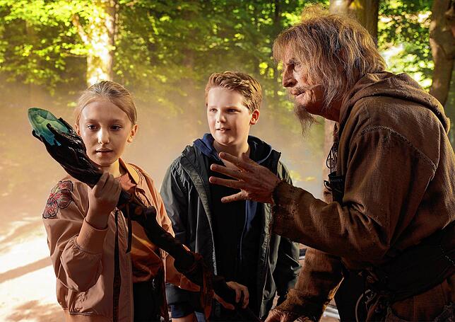 Otto Waalkes als Catweazle mit Julius Weckauf als Benny und Gloria Terzic als Lisa in einer Szene des Films „Catweazle“. Am ...
