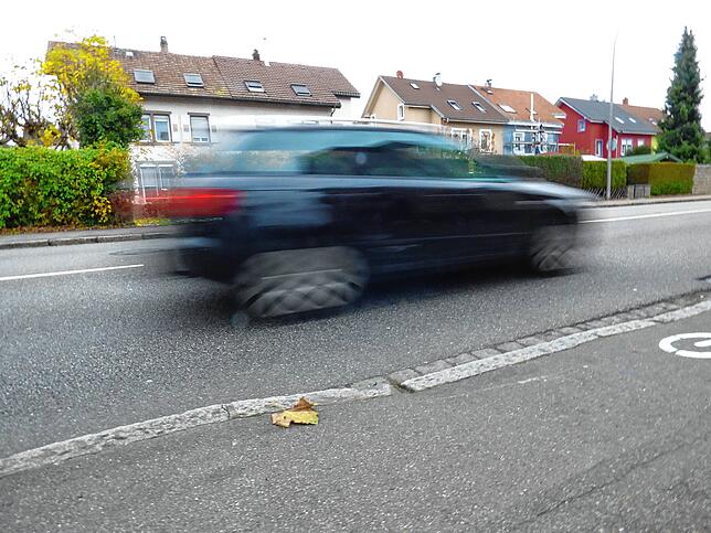 Ein Auto fährt auf der B34 in Bad Säckingen.