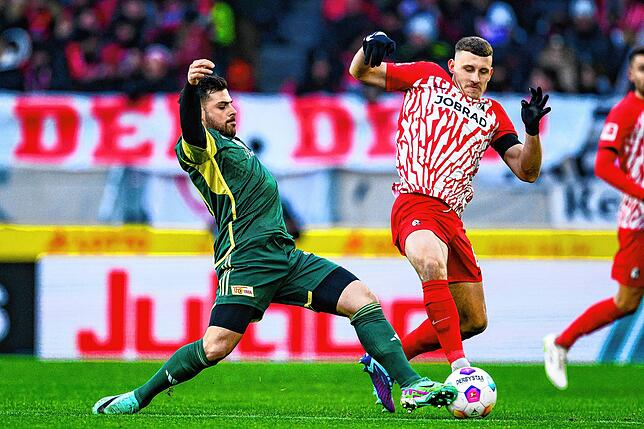 Union Berlins Kevin Volland (l) in Aktion gegen Freiburgs Maximilian Eggestein (r).