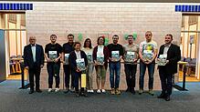 Bürgermeister Manfred Weber mit den Blutspendern (von links): Max Landwehr, Sascha Klubert, Ann-Kathrin Heidt (zehn Blutspenden), Simone ...