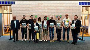 Bürgermeister Manfred Weber mit den Blutspendern (von links): Max Landwehr, Sascha Klubert, Ann-Kathrin Heidt (zehn Blutspenden), Simone ...
