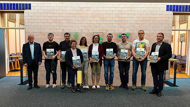Bürgermeister Manfred Weber mit den Blutspendern (von links): Max Landwehr, Sascha Klubert, Ann-Kathrin Heidt (zehn Blutspenden), Simone ...