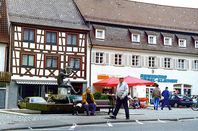 So sah der Marktplatz vor der Sanierung mit dem Hans Kuony-Brunnen aus. Der Brunnen befindet sich heute mit einem neuen Trog vor dem ...