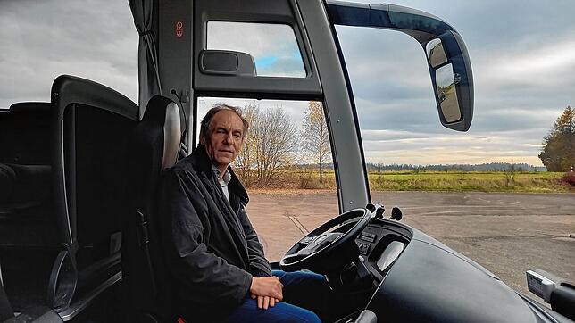 Geschäftführer Bernd Janzen hinterm Steuer seines neuesten Reisebusses.