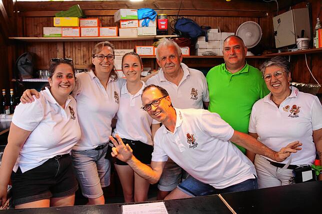 Beste Laune herrscht am Kaujohle-Stand (von links): Lena Jäger, Bettina Herman, Lena Schupp, Markus Herman, Francesco Lombardo, Lisa ...