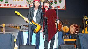 Mark alias Keith Richards und Simon als Mick Jagger rocken die Bühne in der Großschönacher Ramsberghalle.