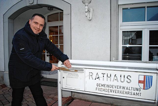 Jürgen Wiener kandidiert für die Bürgermeisterwahl in Hohentengen. Am 2. Februar 2023 wirft er seine Bewerbungsunterlagen in den ...