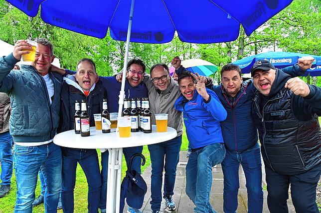 Großer Jubel entlädt sich beim 3:2-Siegtreffer bei Tobias Mohry (von links), Daniel Melfy, Nico Weißer, Frank Bauch, Petar Krsticenic, ...