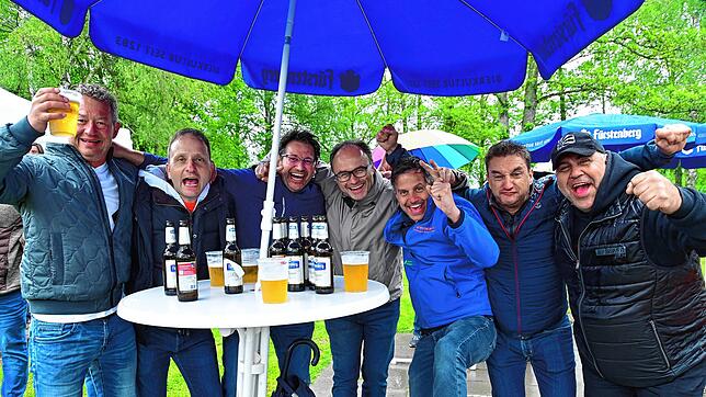 Großer Jubel entlädt sich beim 3:2-Siegtreffer bei Tobias Mohry (von links), Daniel Melfy, Nico Weißer, Frank Bauch, Petar Krsticenic, ...