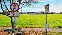 Blick von der Bushaltestelle gegenüber vom Ziegelhof an der Dürrheimer Straße in Richtung Gewerbegebiet Breitelen-Strangen, wo die ...