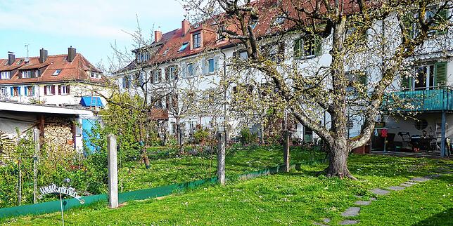 Jedes Grundstück ist mit einem großen Garten ausgestattet, in dem oft alte Bäume stehen.
