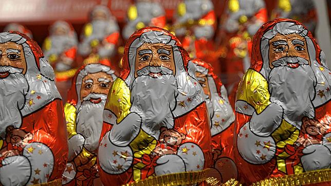 Auch die Markdorfer Händler haben mit Engpässen zu Weihnachten zu kämpfen. Gut lachen haben hingegen die Schoko-Nikoläuse: Sie stehen ...