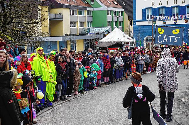 Etliche Zuschauer sind gekommen, um den großen Umzug durch die Löffinger Innenstadt mitzuerleben.