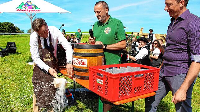 Bürgermeister Sebastian Stiegeler schaffte beim ersten Schlag den Fassanstich. Vereinssprecher Martin Hagenbucher und Christian Ulrich ...