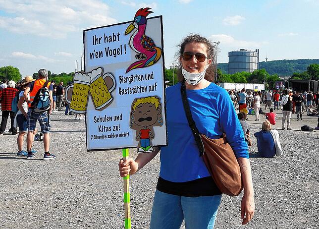 Bärbel R. aus Stuttgart protestiert gegen die Corona-Verordnung.