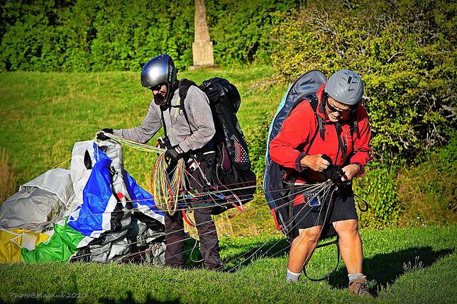 Nach dem Flug müssen die Gleitschirmflieger lediglich ihren Schnüre zusammenlegen und den Schirm im Rucksack einpacken.