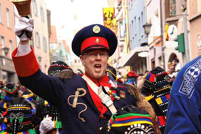 Was hat die Stund‘ geschlagen? Narrenpolizist Peter Graubach von der Narrenzunft in Überlingen in einem Archivbild vom Narrentag 2020.