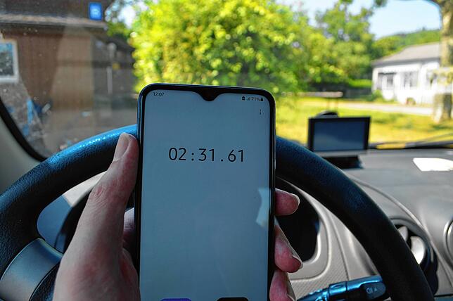 Gut zweieinhalb Minuten dauerte die Fahrt durch den Ort und damit etwa dreimal so lang, wie über die Umfahrung.