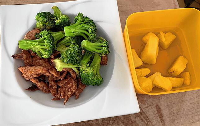 Exakt 200 Gramm Hähnchen, 100 Gramm Brokkoli und 50 Gramm Ananas, tiefgefroren, ungezuckert – so sieht das Mittagessen von Theodor ...