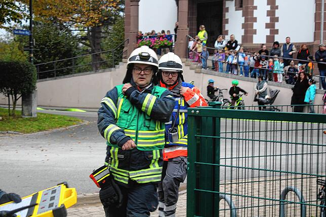 Marcel Krafft (vorne), an diesem Tag Einsatzleiter der Feuerwehr, und Patrick Sproll, der den Einsatz für den DRK Ortsverein ...