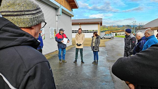 Etwa 15 Landwirte aus dem Landkreis Waldshut treffen sich in Klettgau-Geißlingen, um Politikern ihr Anliegen vorzutragen. Auf dem Bild ...