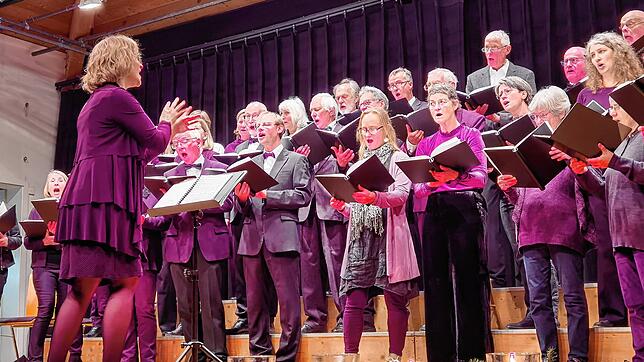 Dirigentin Annette Kiesel spornt den Chor zu Höchstleistungen an. Er darf später nicht ohne eine Zugabe von der Bühne. Bild: Jürgen Baltes