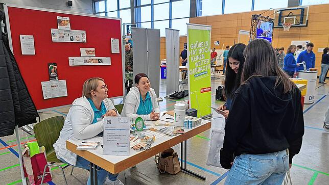 Gut vorbereitet sind die Schüler an die Messe und haben den Unternehmen ihre Fragen gestellt.