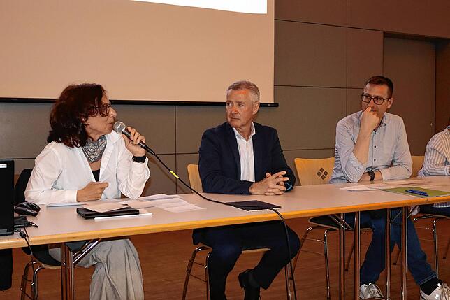 Christiane von Zahn vom Staatlichen Schulamt Markdorf, Bürgermeister Manfred Härle und Rektor Stefan Neher (von links) informieren die ...