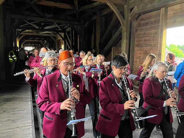 Der Musikverein Gailingen spielt auf der Rheinbrücke.