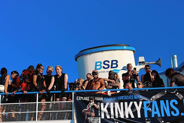 Bild 11: Erst legt das Torture-Ship in Konstanz an! Dann beginnt das große Schaulaufen