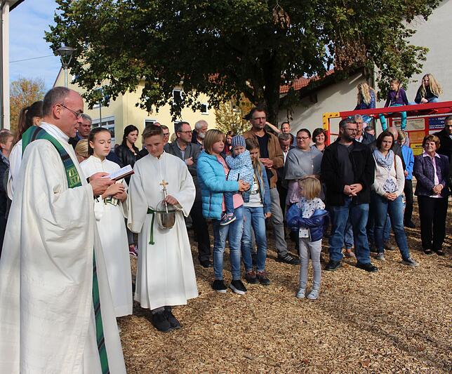 Pfarrer Wolfgang Maurer segnet die neue Ortsmitte. Mit dabei sind viele Besucher, die anschließend ein stimmungsvolles Kirbefest feiern.