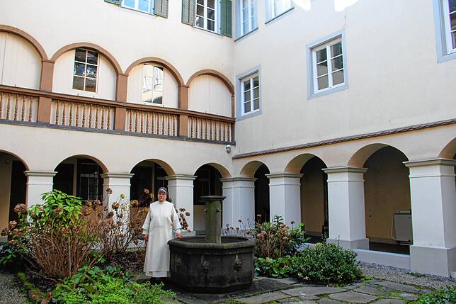 Der zierliche Kreuzgang bildet traditionell das Zentrum eines Klosters. In der Coronakrise bildet er eine Oase.