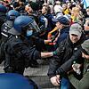 Auseinandersetzung zwischen Demonstranten und Polizei: Es kam zu Festnahmen, als die sogenannten &bdquo;Querdenker&ldquo; versuchten, ...