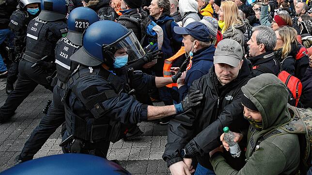 Auseinandersetzung zwischen Demonstranten und Polizei: Es kam zu Festnahmen, als die sogenannten &bdquo;Querdenker&ldquo; versuchten, ...