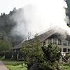 Ein Brand in einem Bauernhaus in Todtmoos: Starker Rauch drückt aus dem Gebäude.