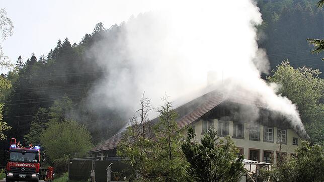 Ein Brand in einem Bauernhaus in Todtmoos: Starker Rauch drückt aus dem Gebäude.