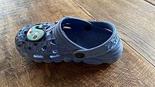 Welches Kind vermisst diesen Schuh? Verloren hat den blauen Schuh ein Kind, das in einem Mercedes Vito oder Viano mit Konstanzer ...