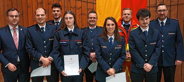 Bei der Jahreshauptversammlung der Feuerwehr Laufenburg wurden von Bürgermeister Ulrich Krieger (links) und Markus Rebholz (rechts) ...