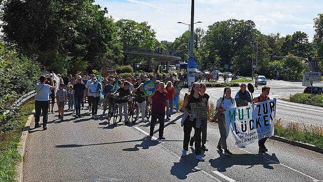 &bdquo;Mut zur Lücke&ldquo; steht auf dem Transparent, das die Teilnehmer der Fridays-For-Future-Demo auf ihrem Weg vom Villinger ...