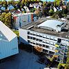 Bereits seit 2017 ist klar, dass der 1967 eingeweihte Altbau des Gymnasiums (rechts) &bdquo;nicht sanierungsfähig&ldquo; ist. Nun stellt ...