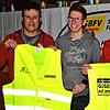 Sicherheit im Amateurfußball: Sämtliche am Spielbetrieb teilnehmenden Vereine erhielten bei der Halbjahrestagung vom SBFV vier leuchtend ...