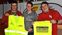 Sicherheit im Amateurfußball: Sämtliche am Spielbetrieb teilnehmenden Vereine erhielten bei der Halbjahrestagung vom SBFV vier leuchtend ...