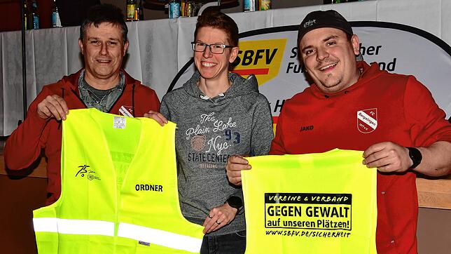 Sicherheit im Amateurfußball: Sämtliche am Spielbetrieb teilnehmenden Vereine erhielten bei der Halbjahrestagung vom SBFV vier leuchtend ...