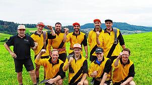 Das Team der Unterkirnacher Tauzieher mit Trainer Jürgen Weißer zeigt sich stark motiviert für den Heimwettkampf. Bild: Cornelia Putschbach