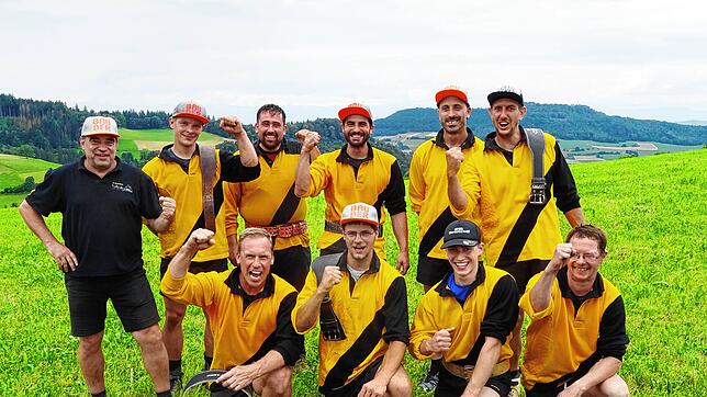 Das Team der Unterkirnacher Tauzieher mit Trainer Jürgen Weißer zeigt sich stark motiviert für den Heimwettkampf. Bild: Cornelia Putschbach
