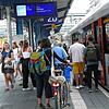 Fahrgäste steigen in Konstanz in den Thurbo der SBB nach St. Gallen ein (Archivbild). Ab Dezember 2027 soll die SBB Deutschland die ...