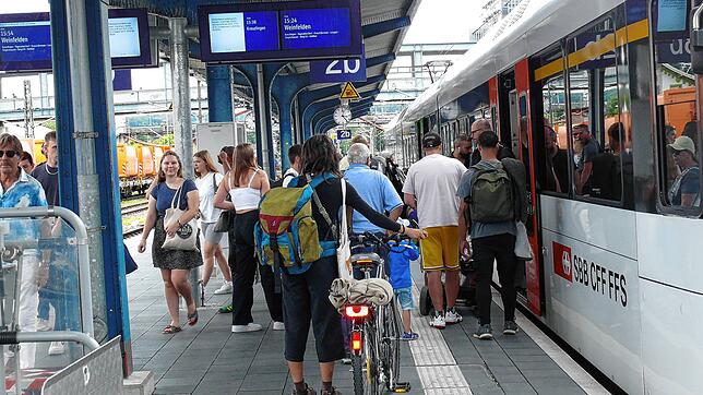 Fahrgäste steigen in Konstanz in den Thurbo der SBB nach St. Gallen ein (Archivbild). Ab Dezember 2027 soll die SBB Deutschland die ...