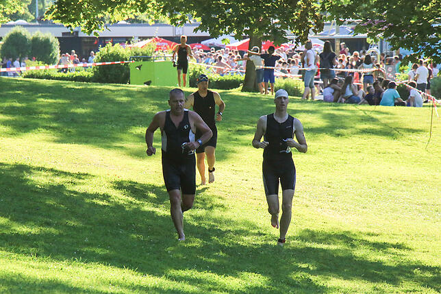 Bild 4: Mit der Nummer 117 durch die Triathlon-Nacht &ndash; wir haben Teilnehmer Dietmar Granacher begleitet