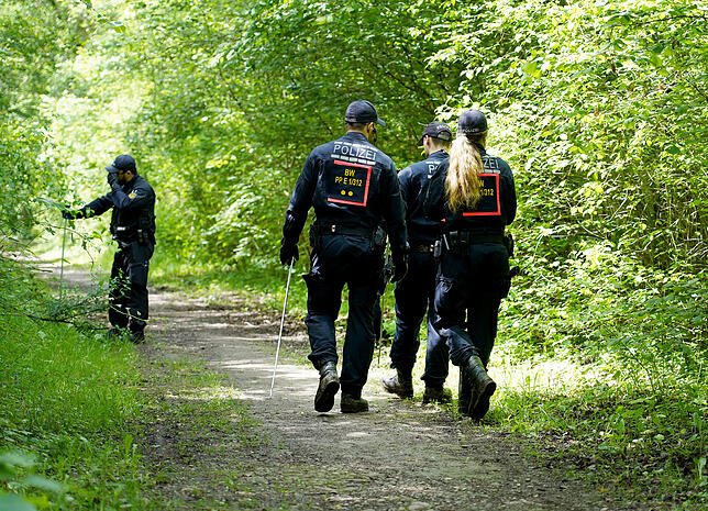 Polizisten suchen die Umgebung rund um den Fundort am Altrhein nach Spuren ab. Dort fanden am 18. Mai 2019 Spaziergänger die Leiche von ...
